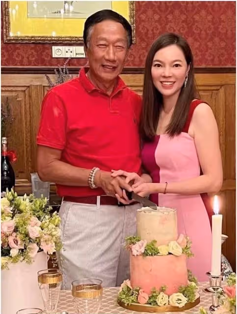 至今仍像熱戀!郭台銘甜摟嬌妻「超奢華排場」慶14周年婚 曾馨瑩感動燦笑「羞曝尪可愛面」