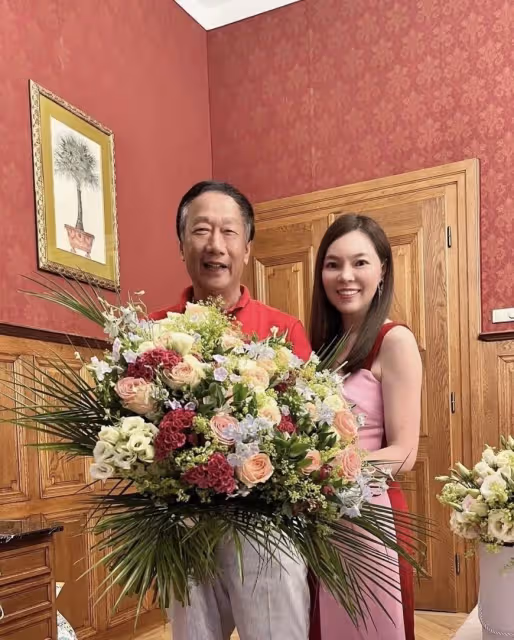至今仍像熱戀!郭台銘甜摟嬌妻「超奢華排場」慶14周年婚 曾馨瑩感動燦笑「羞曝尪可愛面」