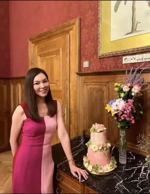 至今仍像熱戀!郭台銘甜摟嬌妻「超奢華排場」慶14周年婚 曾馨瑩感動燦笑「羞曝尪可愛面」