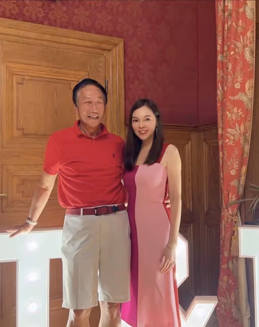 至今仍像熱戀!郭台銘甜摟嬌妻「超奢華排場」慶14周年婚 曾馨瑩感動燦笑「羞曝尪可愛面」