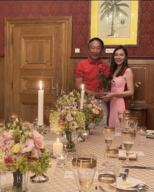 至今仍像熱戀!郭台銘甜摟嬌妻「超奢華排場」慶14周年婚 曾馨瑩感動燦笑「羞曝尪可愛面」