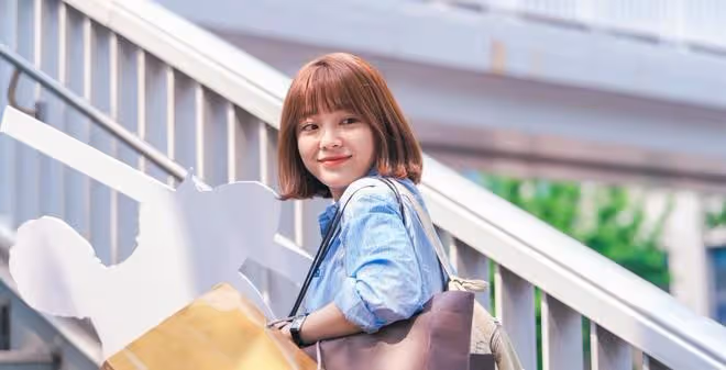 金世正穿著一襲時尚摩登的裙裝現身發布會,變身氣場女王