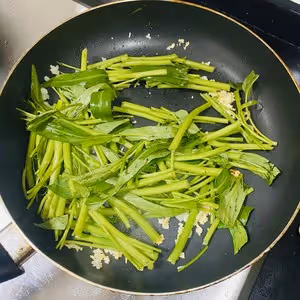 不用放鹽的腐乳炒通菜！！清脆爽口超好吃！