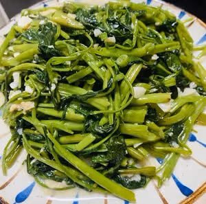 不用放鹽的腐乳炒通菜！！清脆爽口超好吃！