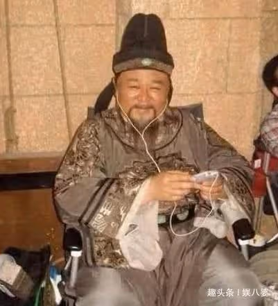 片場休息時，吳謹言在接吻，baby在抽菸，趙麗穎最厲害，劉德華最讓人心疼！