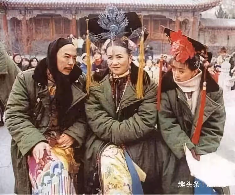 片場休息時，吳謹言在接吻，baby在抽菸，趙麗穎最厲害，劉德華最讓人心疼！
