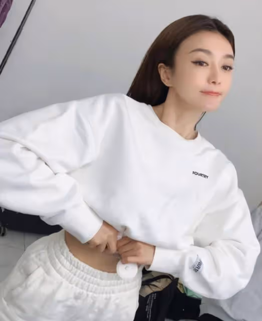 43歲秦嵐拍戲路透太驚艷！腰細背薄宛如紙片人