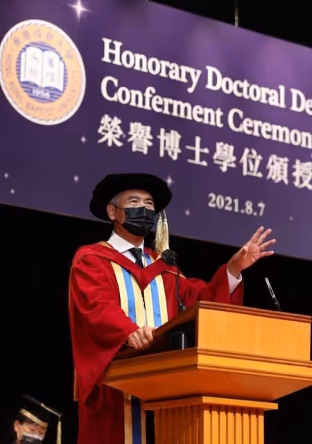 周潤發受高人啟發捐出數十億財產,微笑承認此事,他生活很節儉