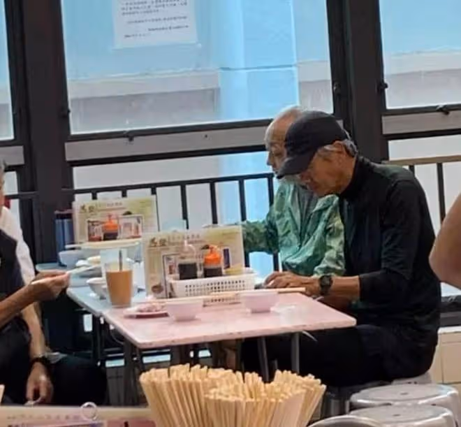 周潤發受高人啟發捐出數十億財產,微笑承認此事,他生活很節儉