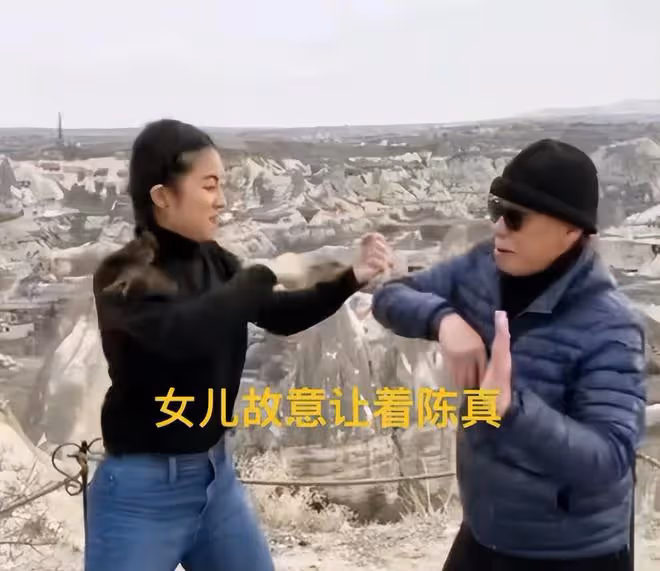 老戲骨梁小龍惹爭議!疑喝醉在街上耍功夫,把包里的狗嚇到摔地上