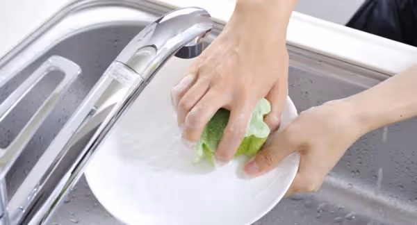 女友第一次來我家,不洗碗不做飯,完全把自己當客人,本來想和她提結婚,現在是不是要重新考慮?