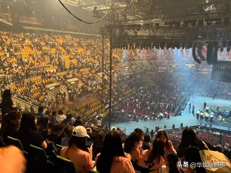 突發!香港天團紅館演唱會發生重大事故,巨型熒幕掉落砸中舞蹈員
