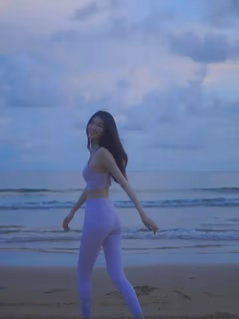 32歲超模何穗曬海邊瑜伽照，蜂腰長腿前凸後翹，腳部骨折仍未痊癒