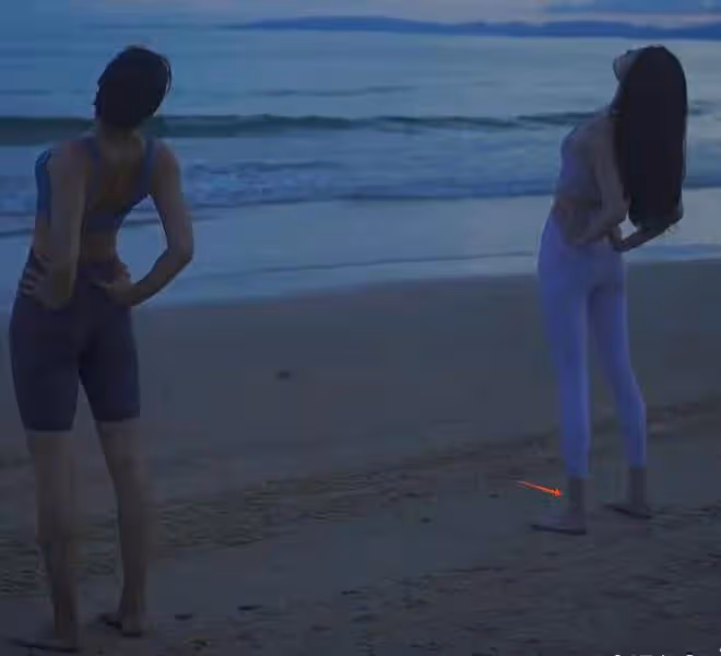 32歲超模何穗曬海邊瑜伽照，蜂腰長腿前凸後翹，腳部骨折仍未痊癒