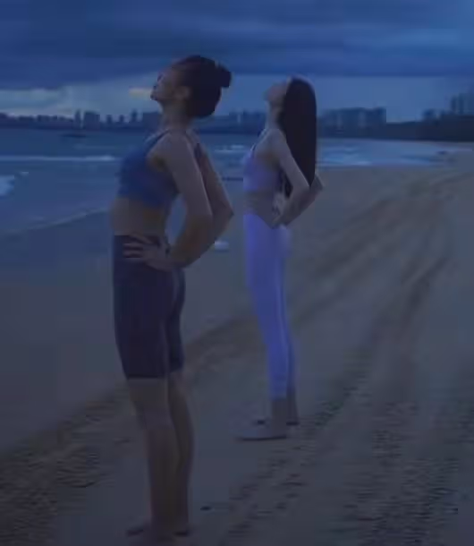 32歲超模何穗曬海邊瑜伽照，蜂腰長腿前凸後翹，腳部骨折仍未痊癒