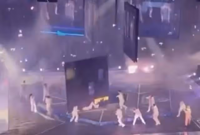 知名男團演唱會突發事故！巨型螢幕掉落砸傷多人，眾星發文求平安
