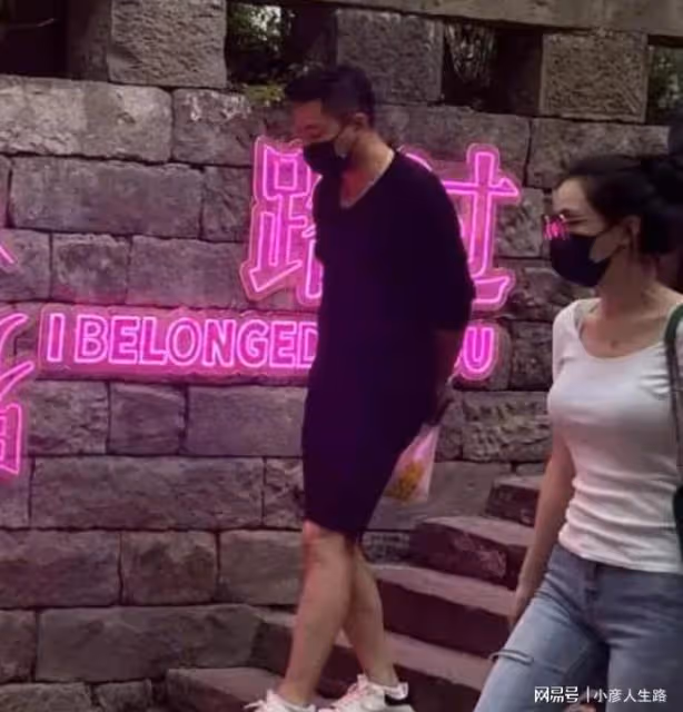 汪小菲張穎穎穿情侶裝聚餐，張穎穎完全女主人模樣，飯後同回豪宅
