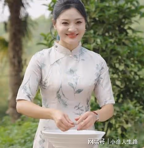 唐小魚穿傣族連衣裙,在爺爺面前抬腿引爭議,網友:離被封不遠了
