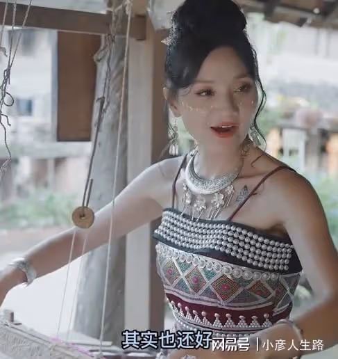 唐小魚穿傣族連衣裙,在爺爺面前抬腿引爭議,網友:離被封不遠了