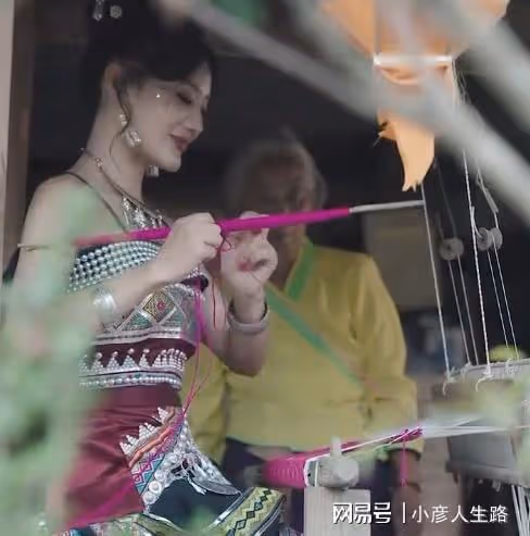 唐小魚穿傣族連衣裙,在爺爺面前抬腿引爭議,網友:離被封不遠了