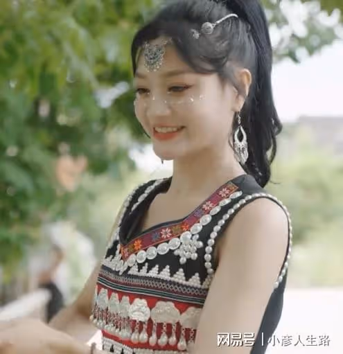 唐小魚穿傣族連衣裙,在爺爺面前抬腿引爭議,網友:離被封不遠了