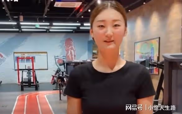 陳亞男直播哭訴離婚是被陷害,榜一大哥維護,小偉陳萌欲直播帶貨