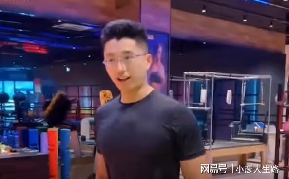 陳亞男直播哭訴離婚是被陷害,榜一大哥維護,小偉陳萌欲直播帶貨
