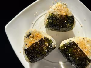 剩飯這樣做太好吃了！                  三角壽司飯糰👍