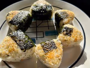 剩飯這樣做太好吃了！                  三角壽司飯糰👍