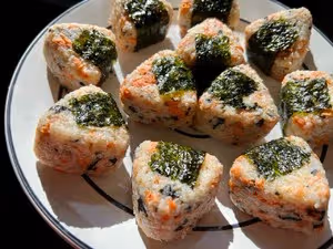 剩飯這樣做太好吃了！                  三角壽司飯糰👍