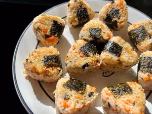 剩飯這樣做太好吃了！                  三角壽司飯糰👍