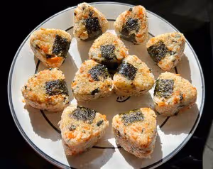 剩飯這樣做太好吃了！                  三角壽司飯糰👍
