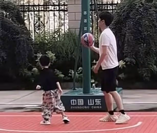 陳曉陪兒子打籃球 小星星曝正臉眉清目秀像爸爸
