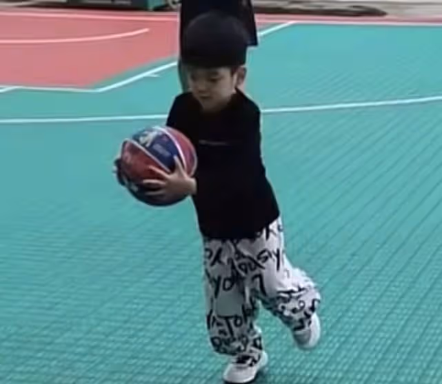 陳曉陪兒子打籃球 小星星曝正臉眉清目秀像爸爸