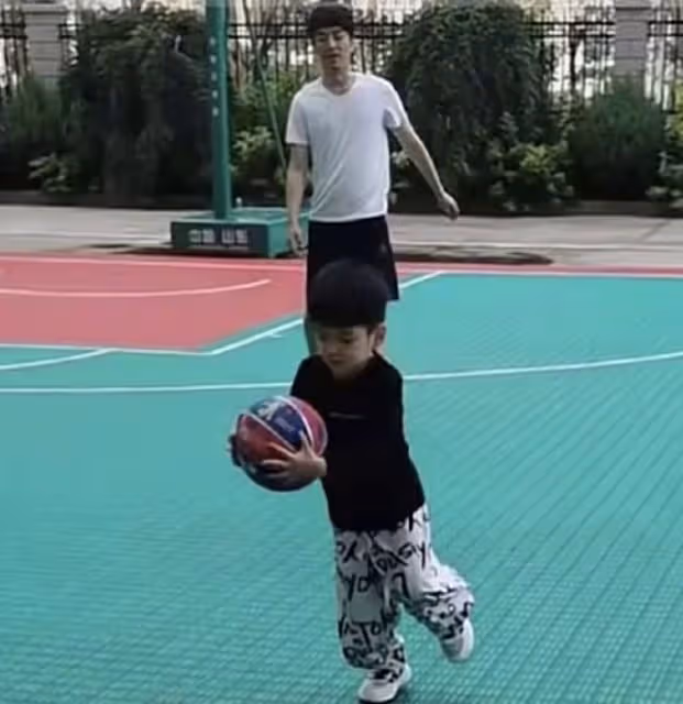 陳曉陪兒子打籃球 小星星曝正臉眉清目秀像爸爸