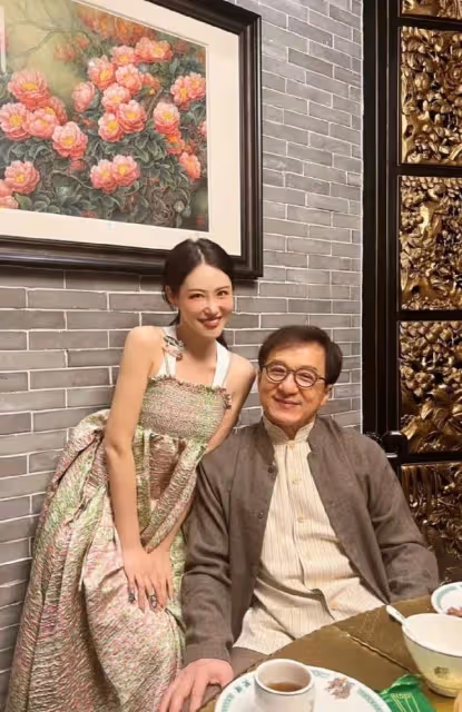 成龍與美女網紅合影 現身餐廳為其捧場