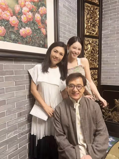成龍與美女網紅合影 現身餐廳為其捧場