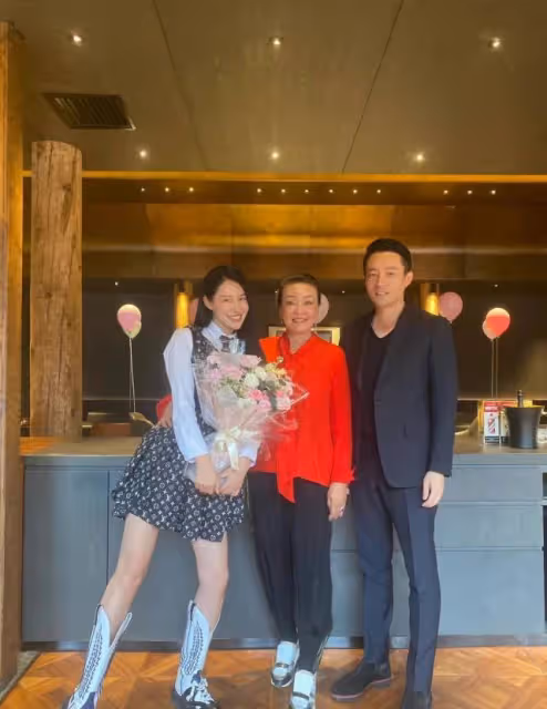 成龍與美女網紅合影 現身餐廳為其捧場