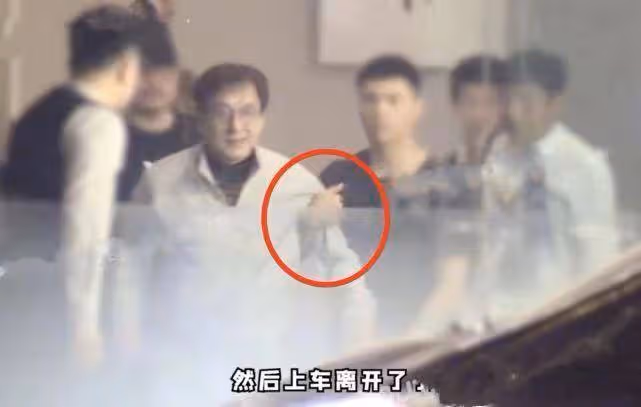 成龍與美女網紅合影 現身餐廳為其捧場