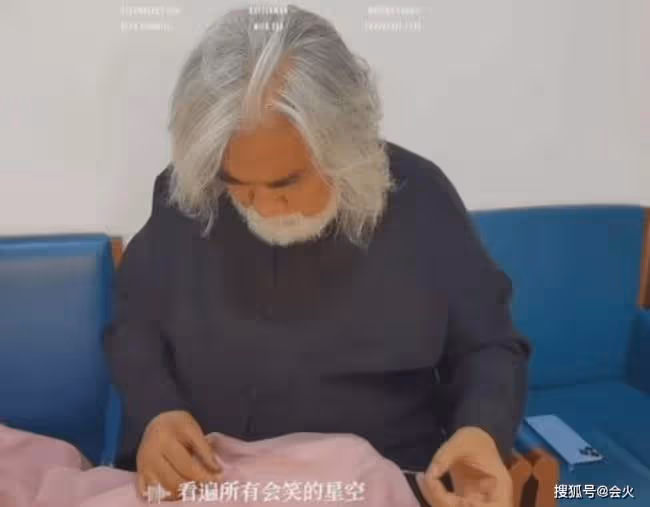 71歲張紀中與嬌妻秀恩愛 姿勢親密