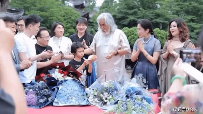 71歲張紀中與嬌妻秀恩愛 姿勢親密