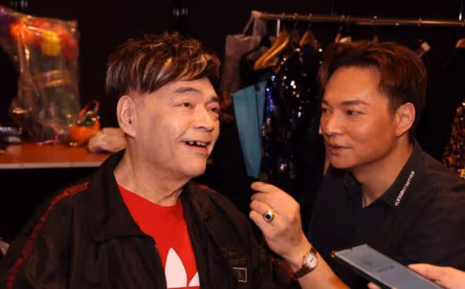 知名歌手病痛纏身仍開唱!演出前突然怪叫,行動不便全程坐著表演