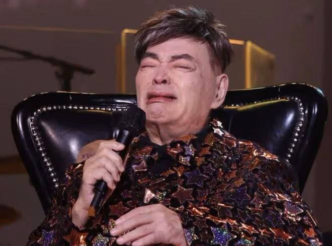 知名歌手病痛纏身仍開唱!演出前突然怪叫,行動不便全程坐著表演
