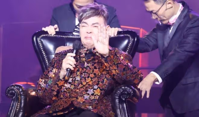 知名歌手病痛纏身仍開唱!演出前突然怪叫,行動不便全程坐著表演