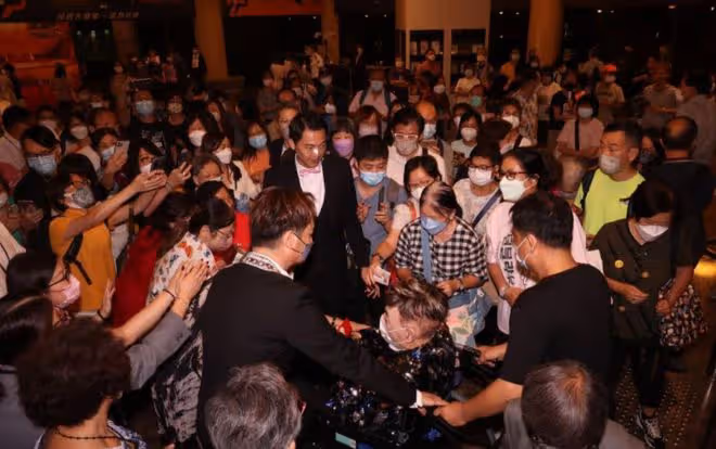 知名歌手病痛纏身仍開唱!演出前突然怪叫,行動不便全程坐著表演