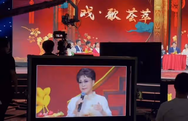 77歲李谷一露面精神好，與小34歲歌星同框似姐妹，劉和剛等均現身