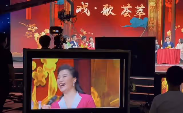 77歲李谷一露面精神好，與小34歲歌星同框似姐妹，劉和剛等均現身