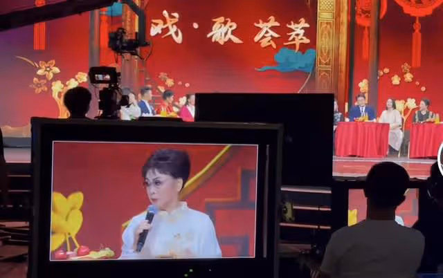 77歲李谷一露面精神好，與小34歲歌星同框似姐妹，劉和剛等均現身