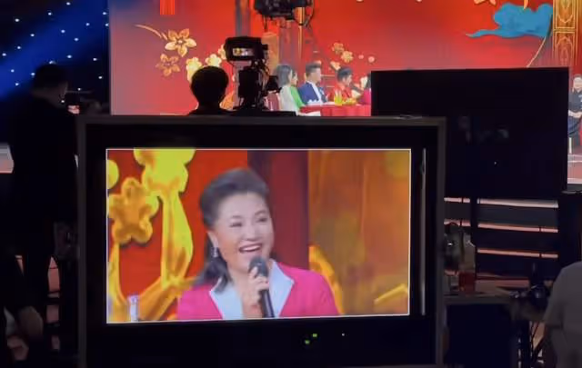 77歲李谷一露面精神好，與小34歲歌星同框似姐妹，劉和剛等均現身