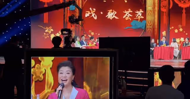 77歲李谷一露面精神好，與小34歲歌星同框似姐妹，劉和剛等均現身